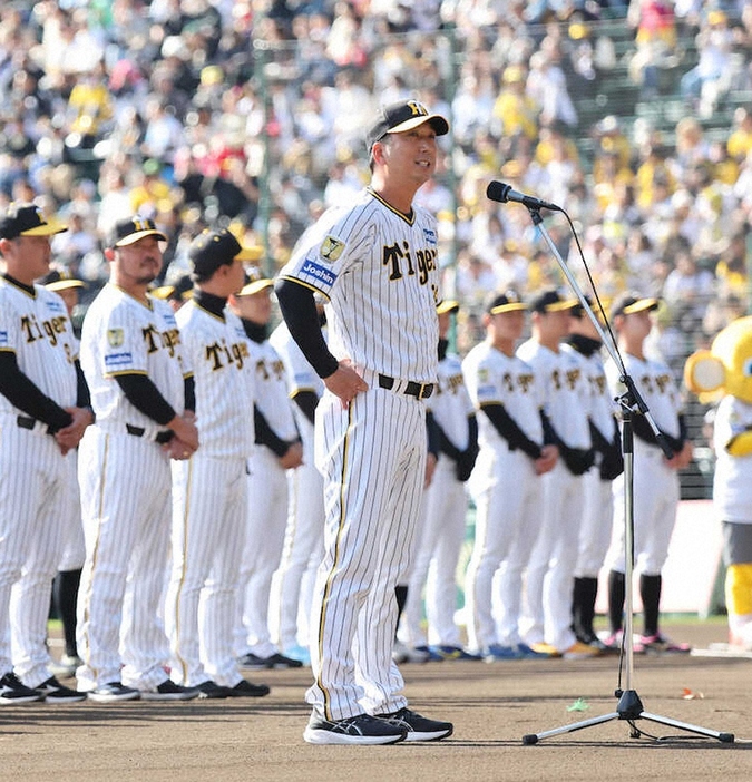 オープニングセレモニーであいさつする阪神・藤川監督（撮影・後藤　正志）