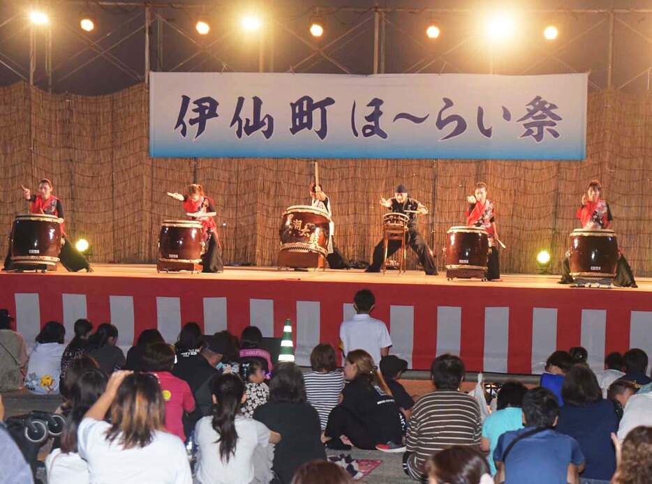 多彩な演者が出演して盛り上がったほーらい祭のステージ＝3日、鹿児島県伊仙町面縄