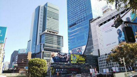 カフェが混みすぎていて、なかなか座れない街・渋谷。「座るにも金が要る街」になりつつある背景には、様々な理由が複雑に絡み合っていると筆者は指摘します（筆者撮影）