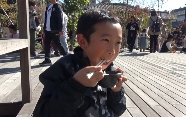 ごはんをおいしそうに食べる子ども