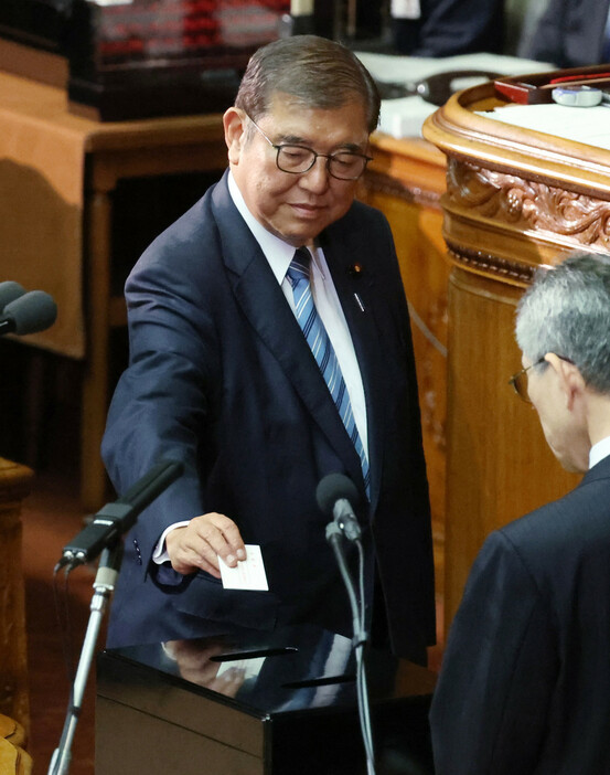 衆院本会議の首相指名選挙の決選投票で、票を投じる石破茂首相＝１１日午後、国会内