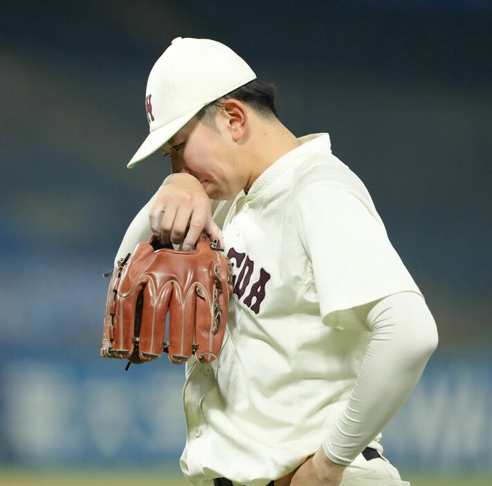 試合に敗れ肩を落とす早大・伊藤樹 （カメラ・岡野　将大）