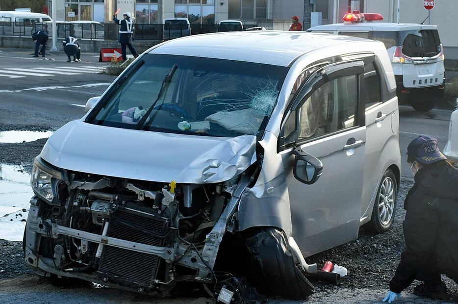 車と人がぶつかり、1人が意識のない状態で搬送された事故の現場＝八戸市