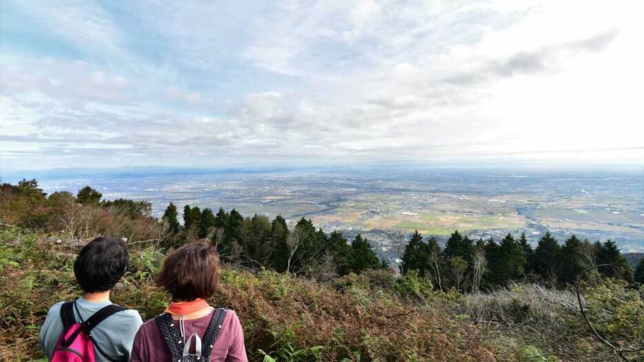 スカイテラスの奥から北東を望む。遠くに金華山が見える＝同