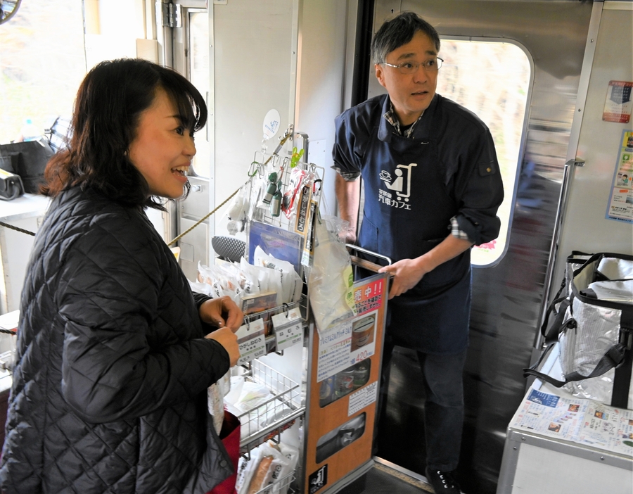 根室名物のさんま丼や地酒などを提供した「汐彩」の車内販売