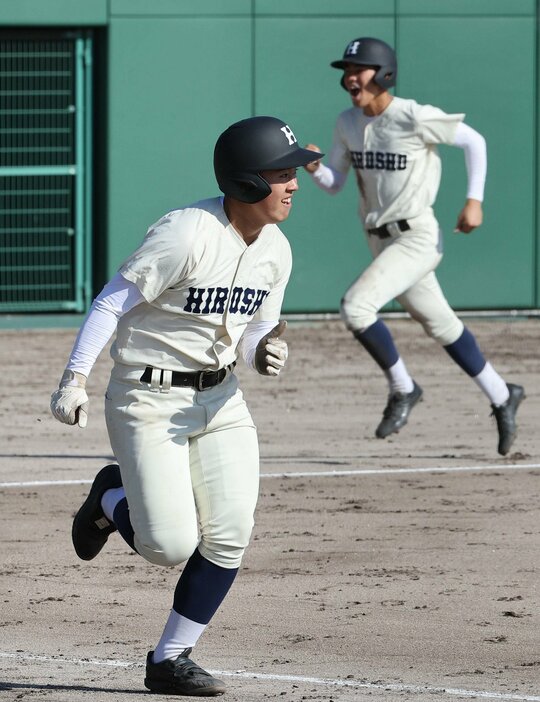 【広島商―岡山学芸館】一回、広島商2死満塁、柳井（手前）が左中間に走者一掃の二塁打を放つ