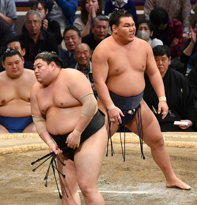 大相撲九州場所7日目　引き落としで阿炎（左）に敗れた豊昇龍（撮影・岩下翔太）