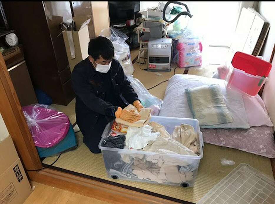 特殊清掃を行った部屋の遺品整理を行う「武蔵シンクタンク」代表の塩田卓也さん（本人提供）