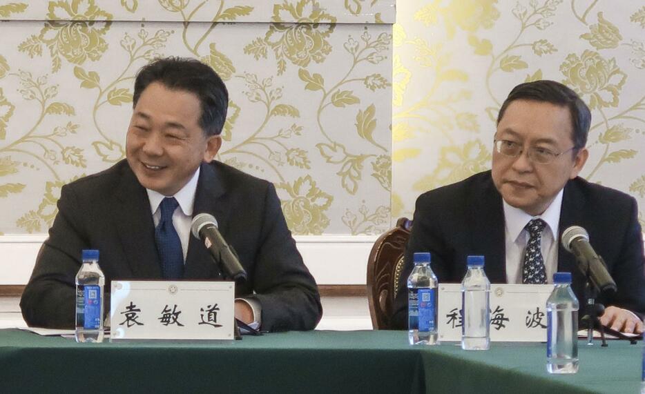 関西財界の訪中団にあいさつする中国人民対外友好協会の袁敏道副会長（左）＝25日、北京（共同）