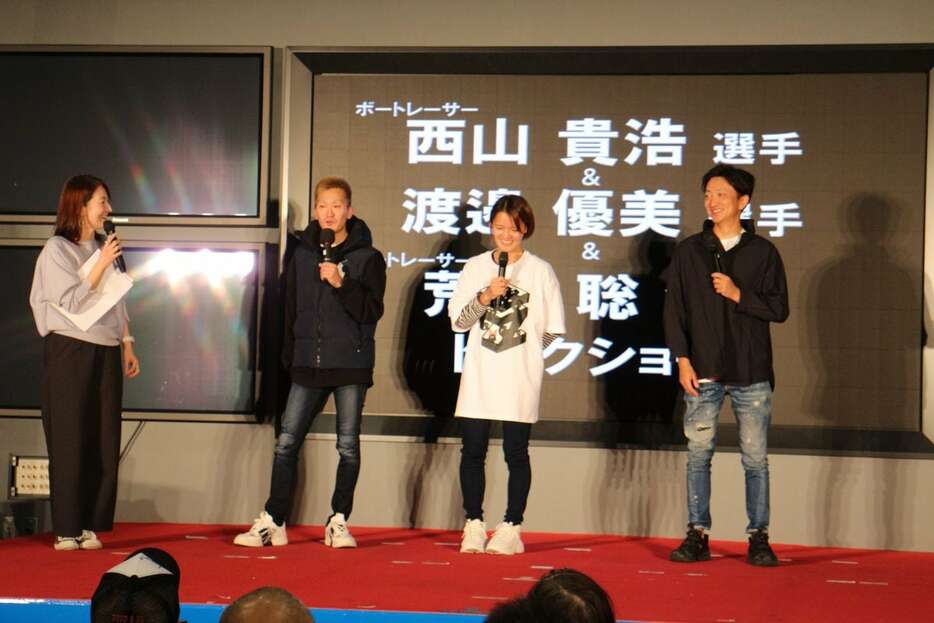 小倉競輪場でトークショーに出演した〝ポンコツ会〟の西山貴浩（左から2人目）と渡辺優美（同3人目）、オートレーサー・荒尾聡（右端）