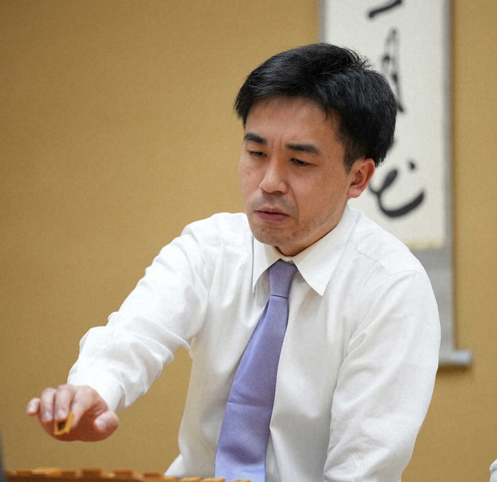 ＜王将戦挑戦者決定リーグ戦　菅井竜也八段・近藤誠也七段＞近藤七段に勝利した菅井八段は対局を振り返る（撮影・沢田　明徳）