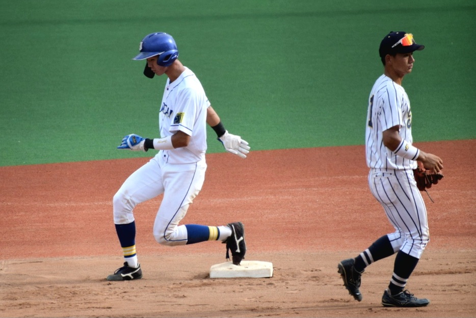 首都リーグを代表する遊撃手の松川（左）と大塚（右）