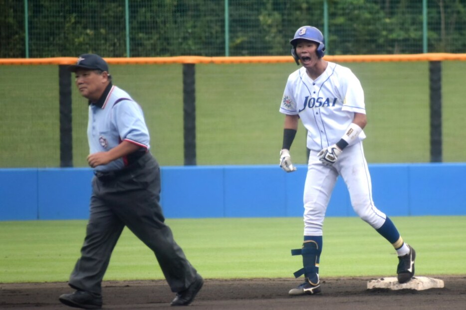 試合開始のサイレンとともに二塁打を打った松川