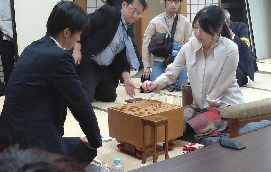 棋士編入試験第3局で上野裕寿四段（左）に敗れた西山朋佳女流3冠