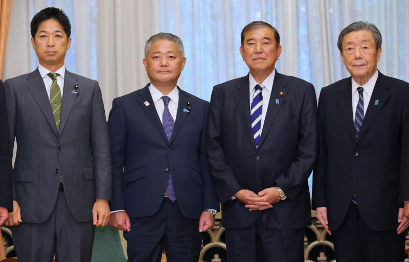 党首会談を前に記念撮影に応じる石破茂首相（中央右）と日本維新の会の馬場伸幸代表（同左）。右端は自民党の森山裕幹事長、左端は日本維新の会の藤田文武幹事長＝首相公邸で2024年11月10日午後2時59分、長谷川直亮撮影