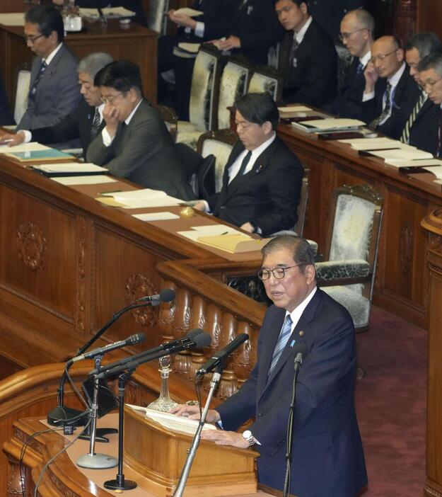 衆院本会議で所信表明演説をする石破首相＝29日午後