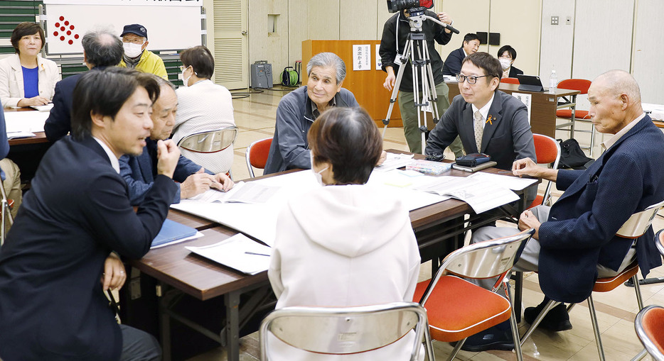 グループごとに健康づくりについて意見を交わす参加者ら＝飯高町宮前で