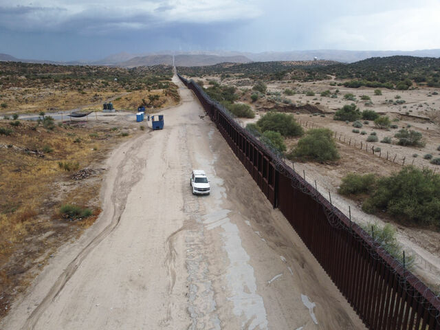 メキシコとの国境沿いに延々とつづく壁　Photo/gettyimages