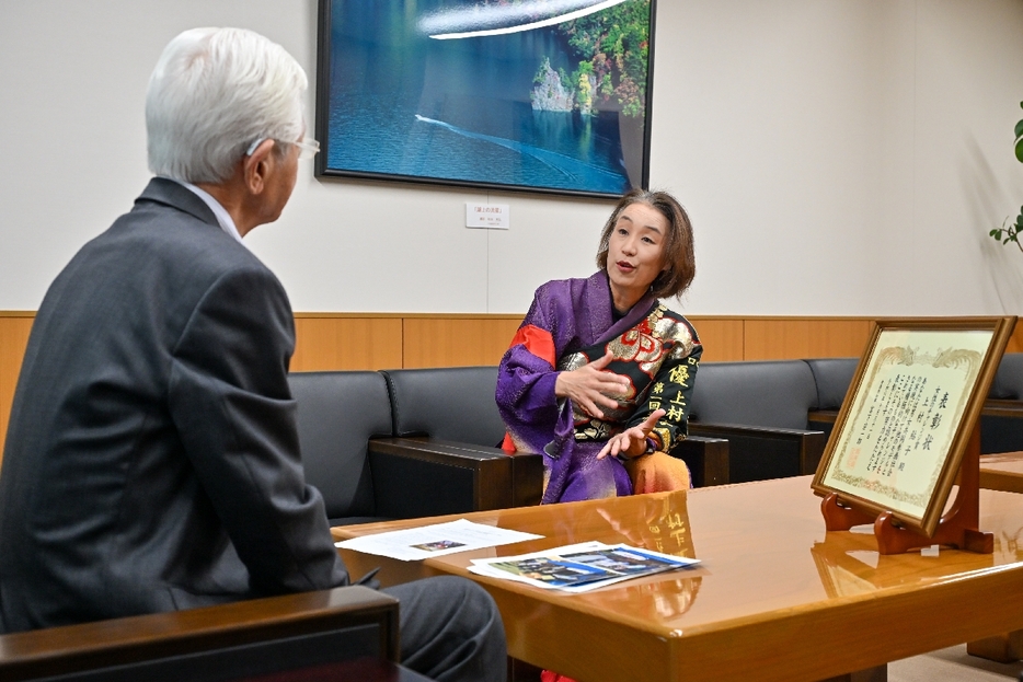 小山田久市長（左）に受賞を報告する上村鮎子さん