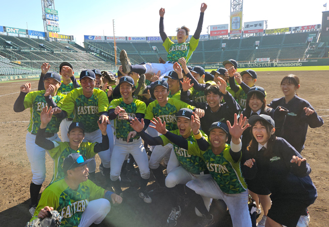 優勝した東日本選抜の胴上げ