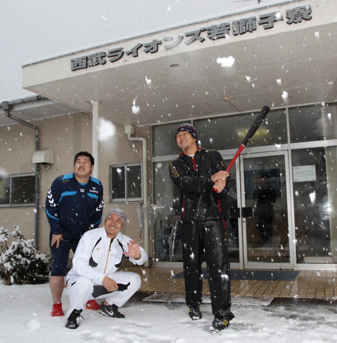 雪の中、若獅子寮の前でポーズ　をとる（左から）西武の中村、栗山とアスレチックス時代の中島