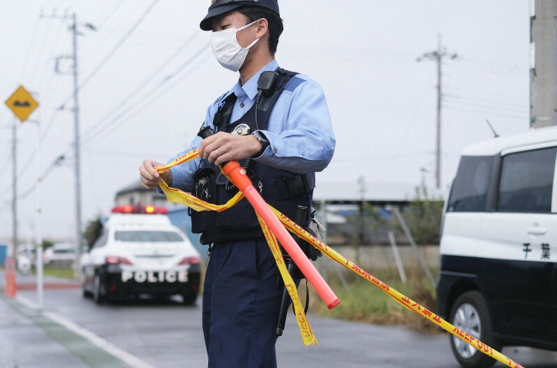 住人の女性が一時行方不明となった現場周辺を規制する警察官＝千葉県市川市で2024年10月18日午後2時27分、藤井達也撮影