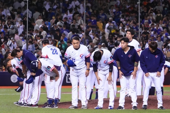 試合後、台湾の選手たちは深々と頭を下げてファンに挨拶した。写真：田中研治（THE DIGEST写真部）