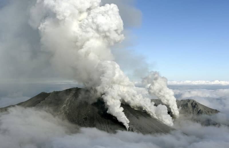 山肌の複数の場所から激しく噴煙を上げる御嶽山＝２０１４年９月２７日