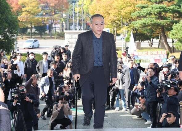 キム・ゴンヒ女史の候補公認介入疑惑や未来韓国研究所の違法世論調査疑惑などの事件のカギを握る人物であるミョン・テギュン氏が8日午前、慶尚南道昌原市城山区の昌原地方検察庁に出頭している=キム・ボンギュ先任記者