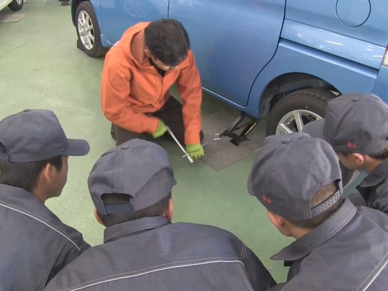 自動車の仕組みについて学ぶ関商工高校の生徒＝関市、関商工高校