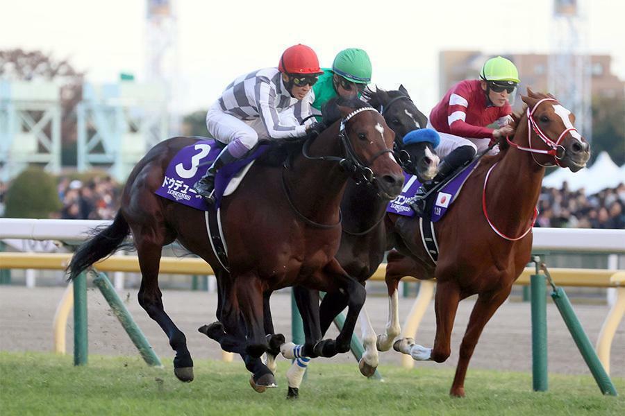 第44回ジャパンカップ 武豊騎手騎乗の1番人気ドウデュース（牡5）が優勝（c）SANKAI