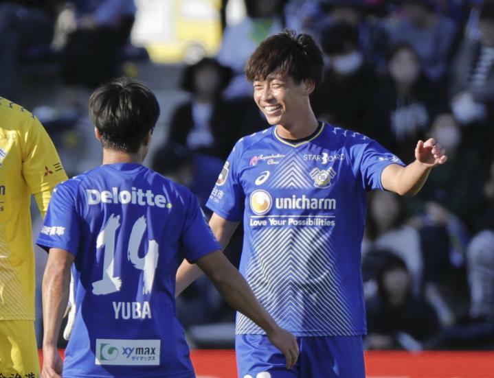 【FC今治―琉球】試合終了後、勝利を喜ぶ今治・梅木＝アシさと（撮影・中野貴衣）