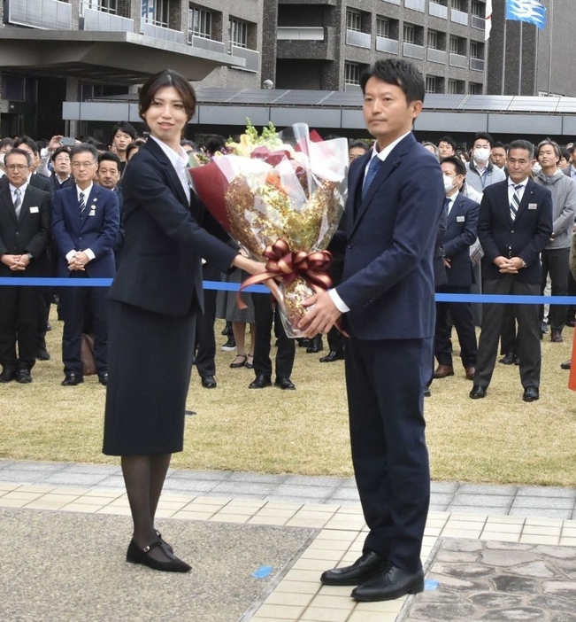 　就任式で職員から花束を受け取った斎藤元彦兵庫県知事