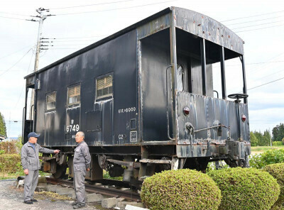 千葉県へ向けて旅立った吉田勝市さん（左）宅の貨車。新天地では一般公開され、多くのファンの注目を集めそうだ