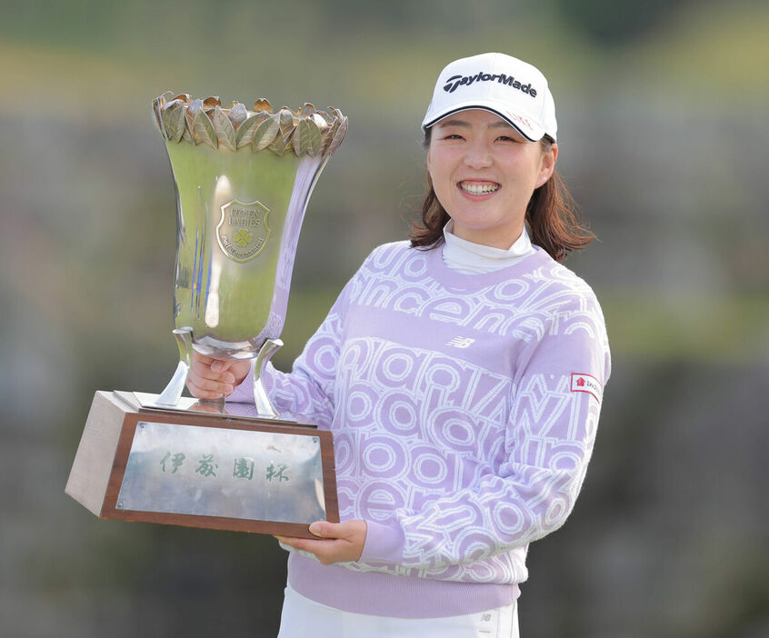 通算１４アンダーで優勝を飾った山内日菜子（カメラ・相川　和寛）