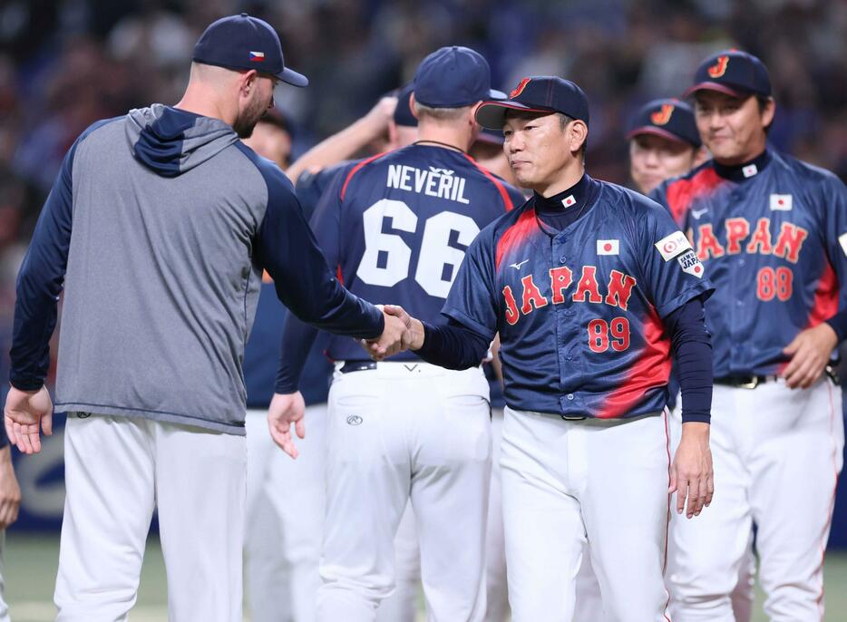 　チェコナインと握手を交わす井端監督（撮影・立川洋一郎）