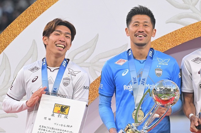 笑顔を見せた宮代と新井。嬉しい天皇杯制覇だった。写真：金子拓弥（サッカーダイジェスト写真部）