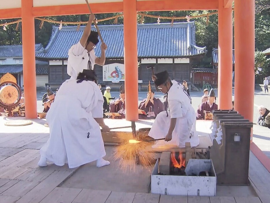 岐阜県垂井町の南宮大社で行われた「ふいご祭り」