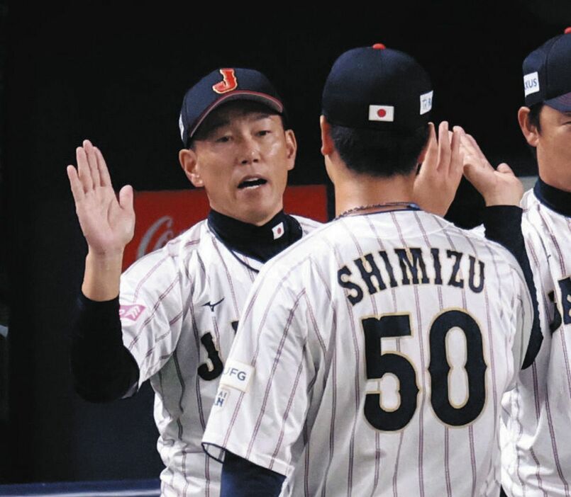 オーストラリアに勝利し、井端監督（左）とタッチする清水