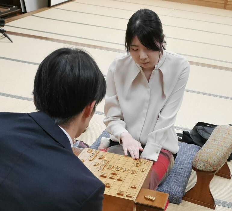 棋士編入試験第3局の感想戦で対局をふり返る西山朋佳女流三冠＝8日午後、大阪市福島区の関西将棋会館