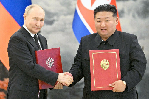 平壌で会談後、握手するロシアのプーチン大統領（左）と金正恩朝鮮労働党総書記（６月１９日）＝ロイター