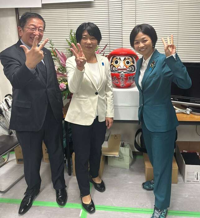 東京都議補選（武蔵野市選挙区）で当選した自民党新人の東真理子氏（中央）を囲む小美濃安弘市長（左）と福田かおる衆院議員＝17日夜、同市（福田かおる事務所提供）