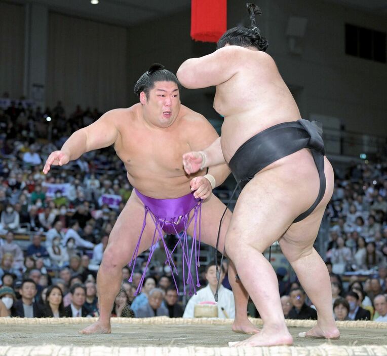 尊富士（左）が押し倒しで明生を破り勝ち越しを決める（カメラ・今西　淳）