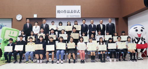 【入賞した小中学、高校生ら＝四日市市安島のトナリエ四日市で】