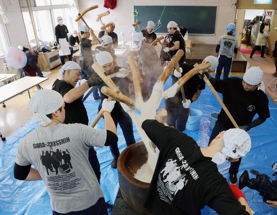 迫力ある「東山五人杵搗き」を披露したメンバー＝１１月２４日、小千谷市南荷頃