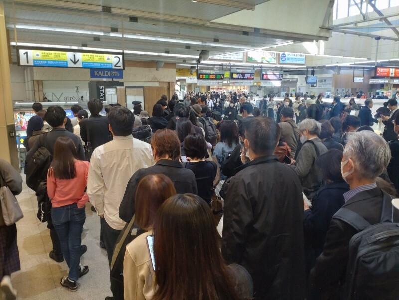 人身事故の影響で、ホームへの入場が規制されて混雑するJR三鷹駅＝東京都三鷹市で2024年11月13日午前9時15分