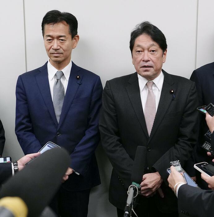 会談後、取材に応じる公明党の岡本政調会長（左）と自民党の小野寺政調会長＝18日午後、国会