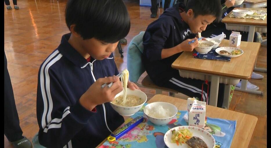 特産の「手延べそうめん」を食べる児童