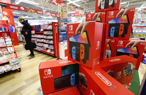 「ニンテンドースイッチ」のゲーム機やソフトの売り場（２０２２年２月、大阪市中央区で）