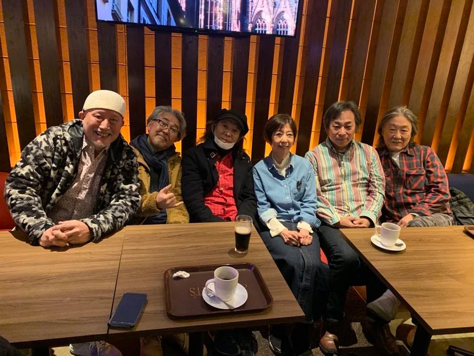 近くでライブだったコイタさんと 圭右さんがHarvest Songsのリハーサルに寄ってくれた時の写真。 左から 清水興さん(B)　小板橋 博司さん（Per) 山本圭右さん（Vo,G)　私　H.Uさん（Vo,G) Mac清水さん（Per)　2023年4月